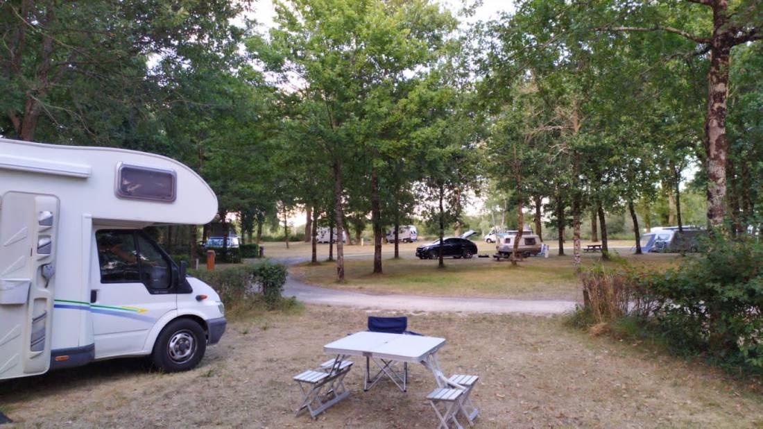 Camping Municipal Millots — Kamp yeri in Rosnay
