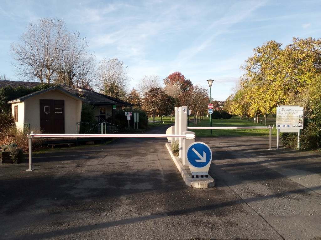 Camping municipal — 露营地 in La Suze-sur-Sarthe