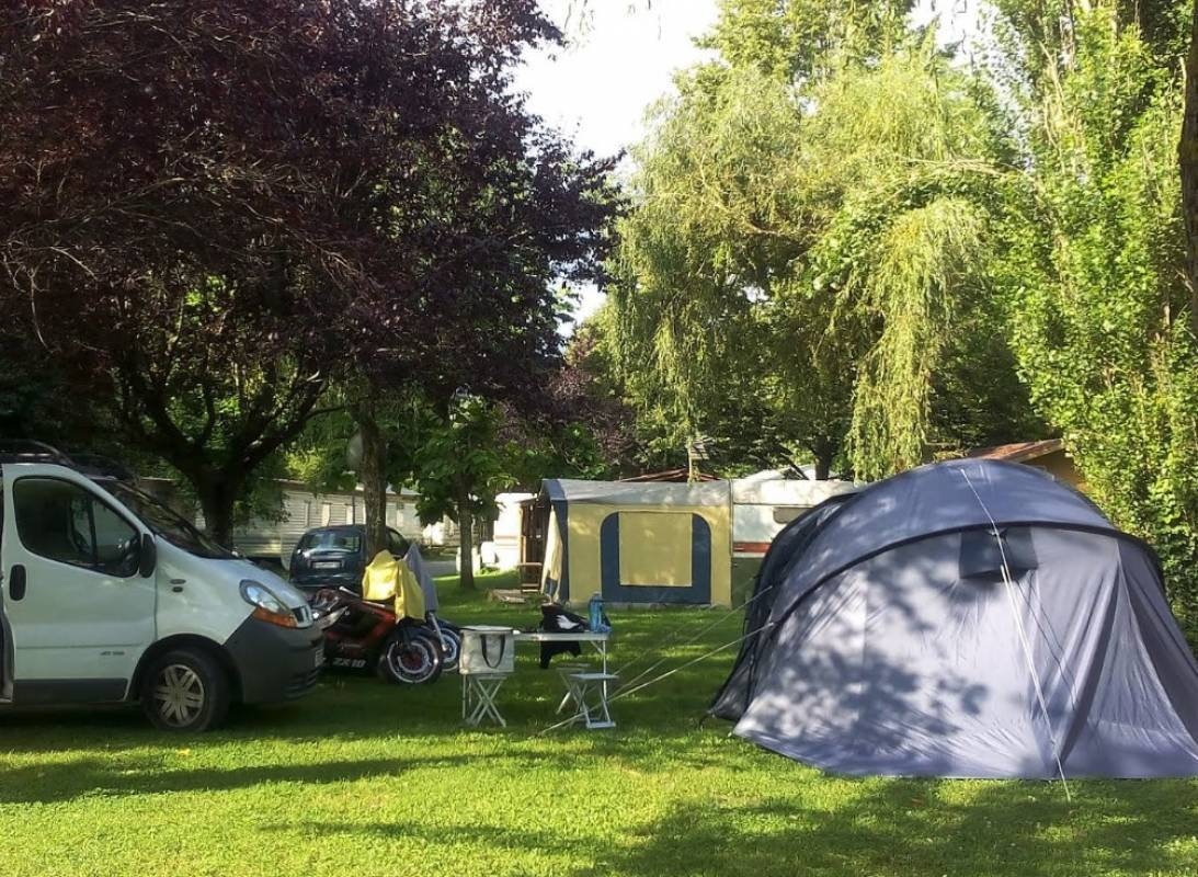 CAMPING La Côte d'Oust — Sítio de acampamento in Oust