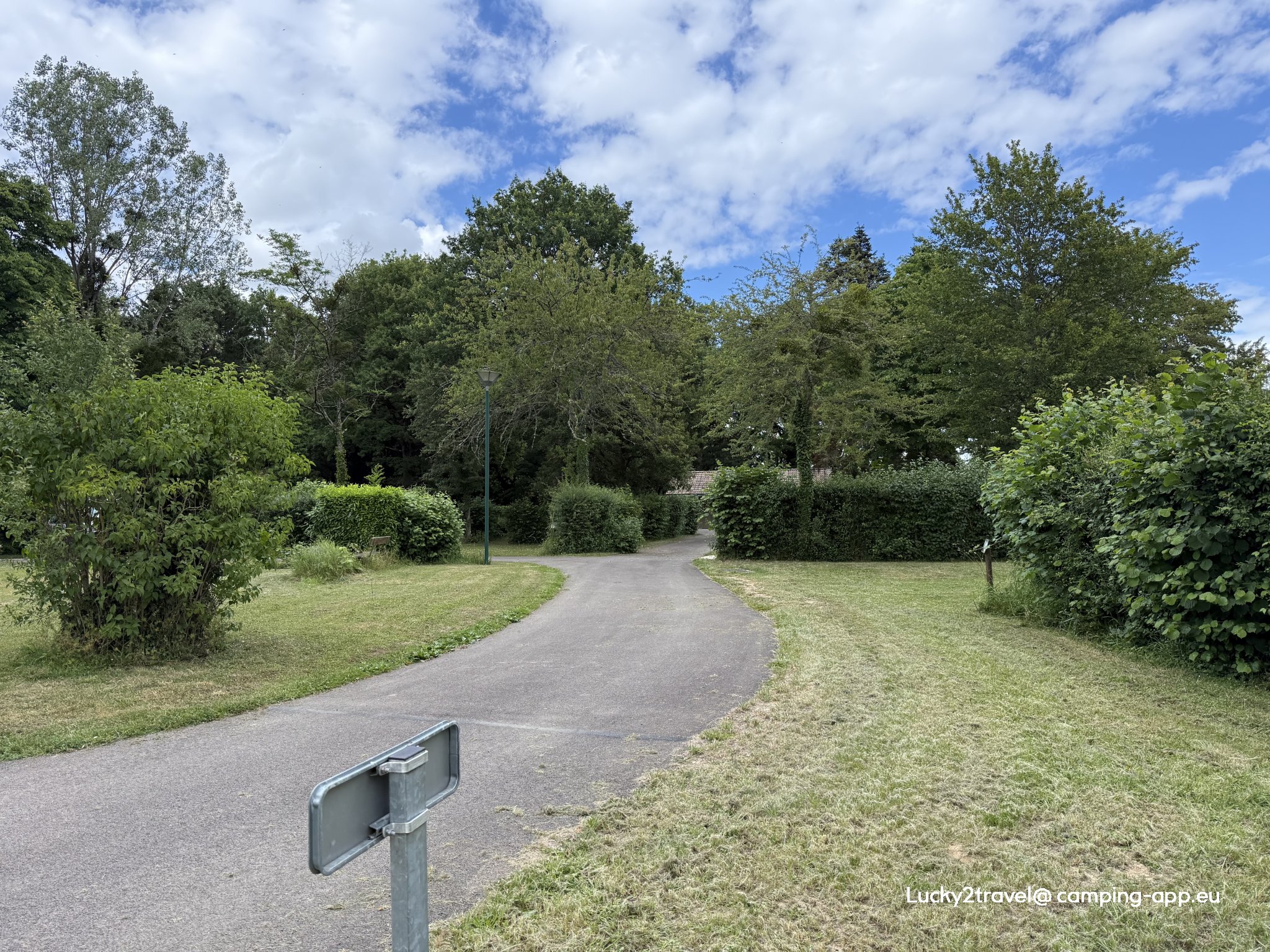 Wohnmobilstellplatz Bléneau — Foto 5