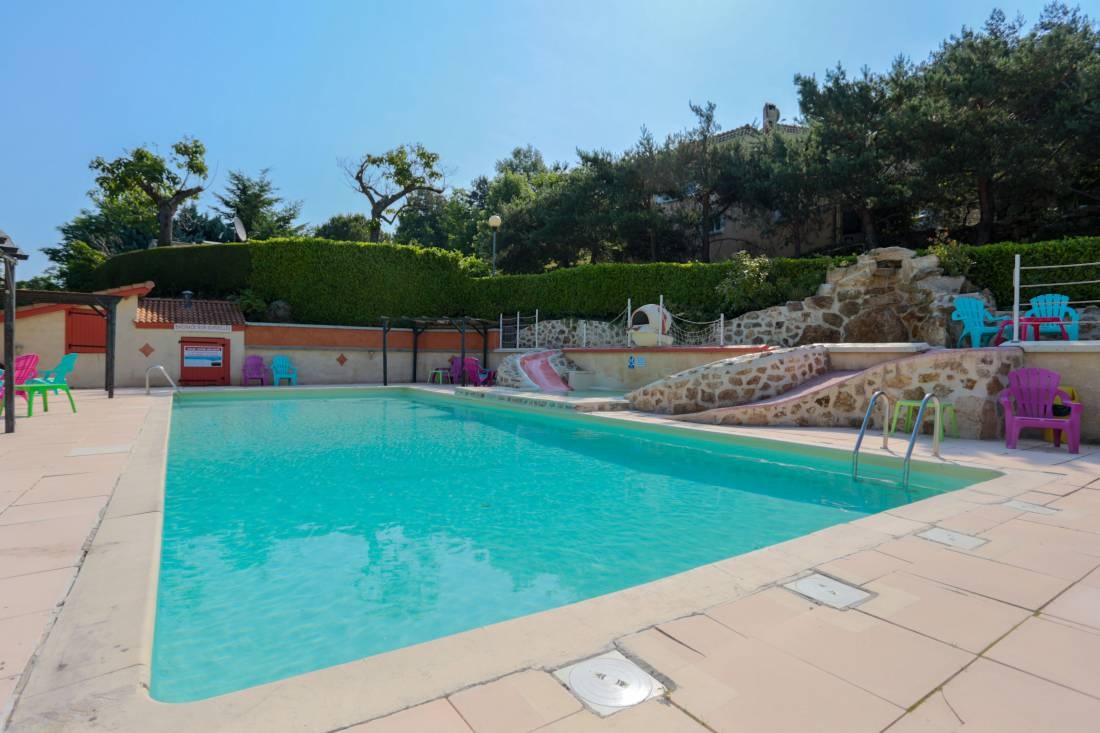 Domaine Camping Les Roches **** — Campingplats in Le Crestet / Auvergne-Rhône-Alpes