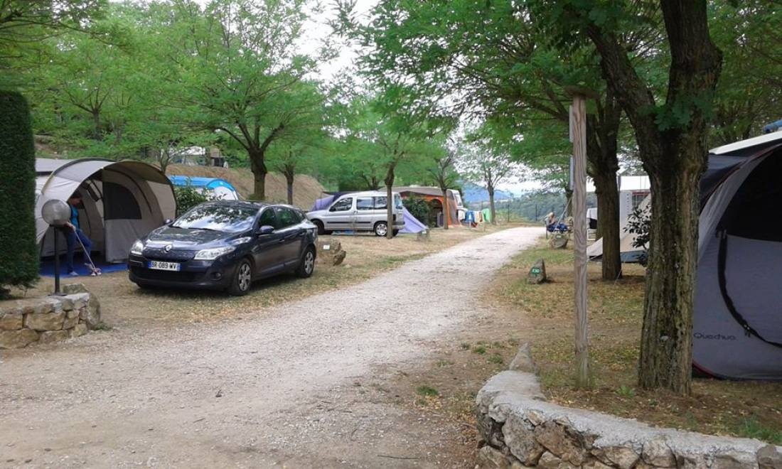 Domaine Camping Les Roches **** — Kamp yeri in Le Crestet / Auvergne-Rhône-Alpes