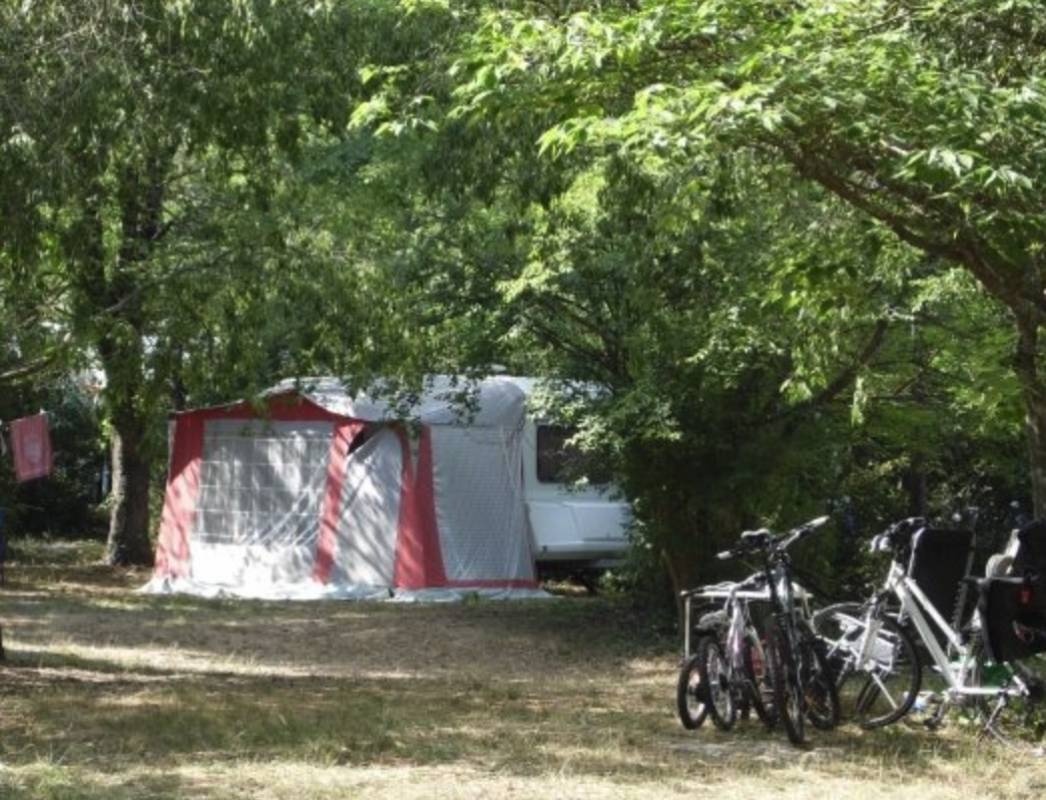 Camping Les Roches — Campingplats in Vogüé