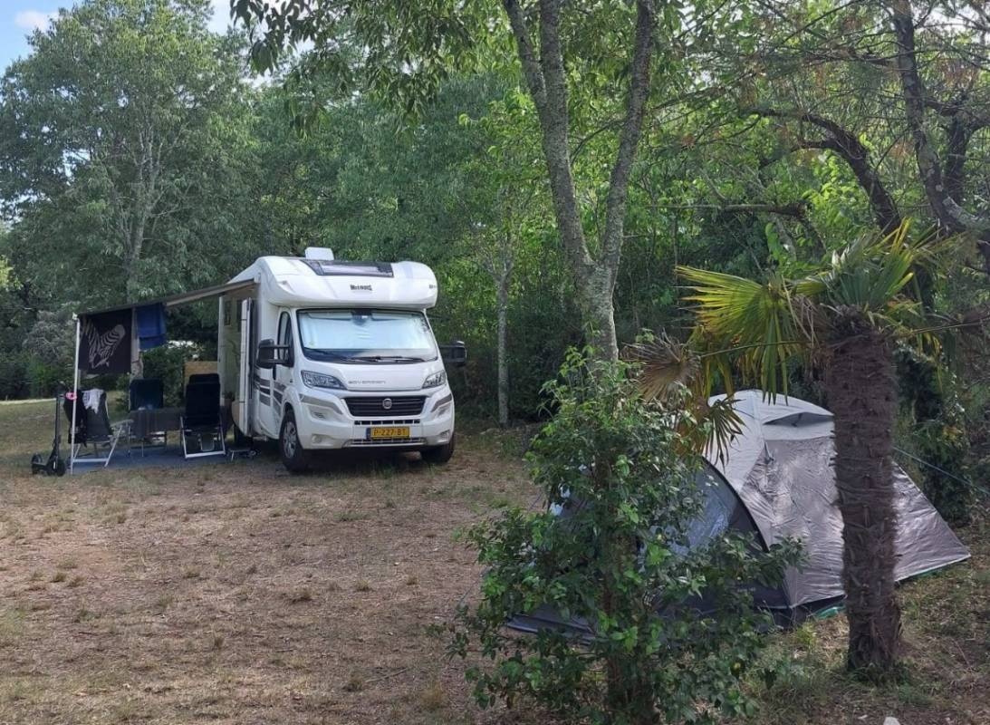 Camping Les Roches — Kemping in Vogüé