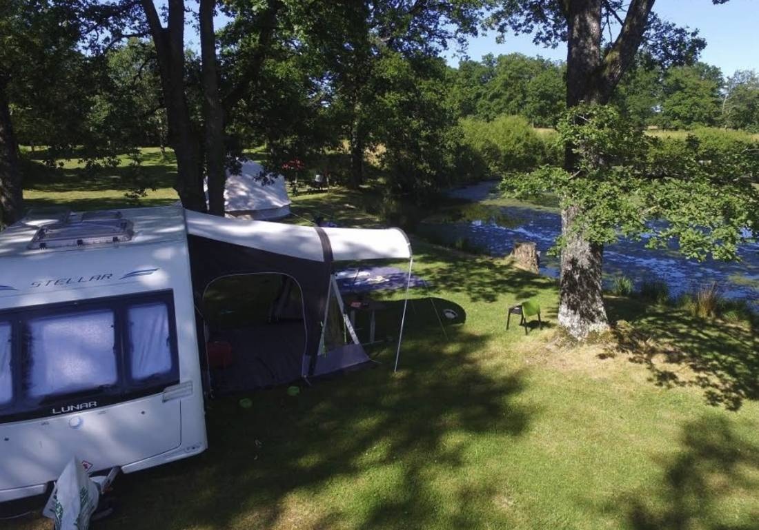 Camping L'etang Du Camp — Camping Site in Sénergues