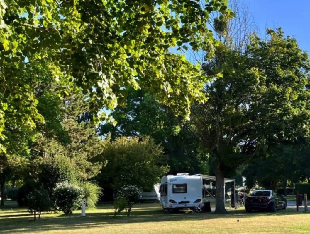 Camping Municipal Châteauneuf-sur-Cher — Camping in Châteauneuf-sur-Cher