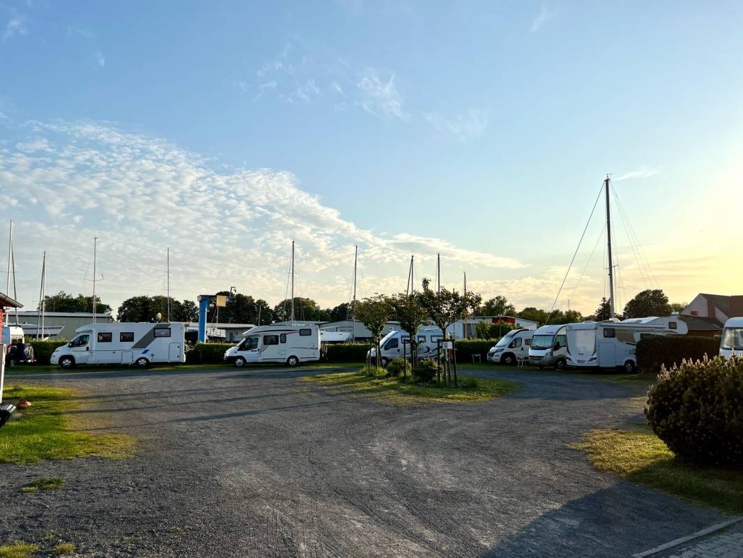 Caravan-Stellplatz an der Uecker — Area di sosta in Ueckermünde-Klockenberg