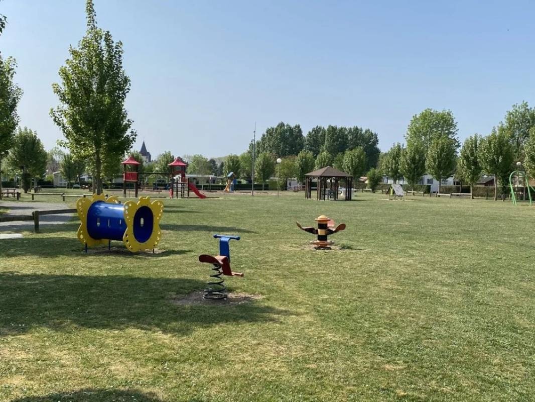 Camping Autour du Moulin — Sítio de acampamento in Verton