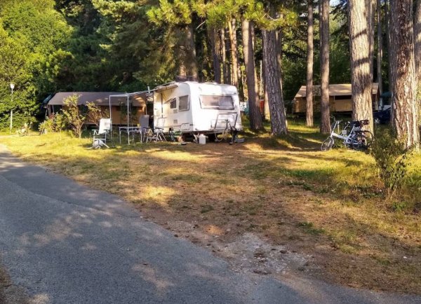 Camping Huttopia Divonne-Les-Bains *** — Photo 2