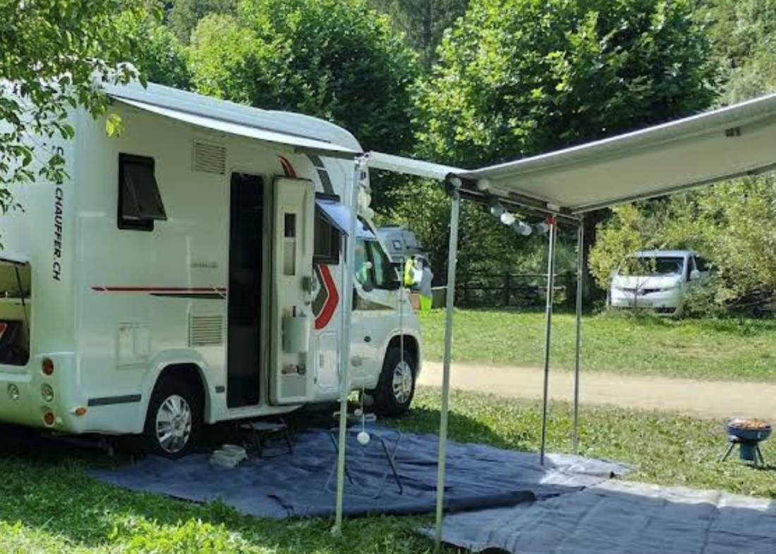 Camping Les Oyes — Area da campeggio in Mouthier-Haute-Pierre