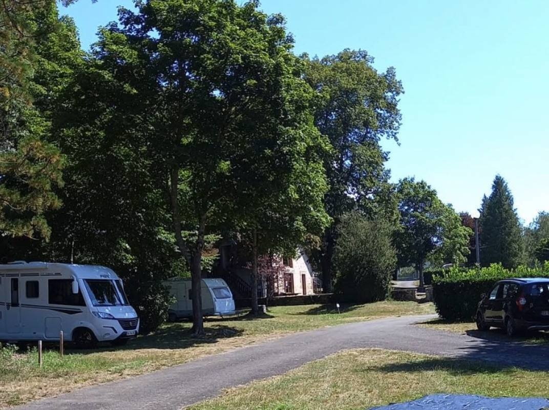 Camping de la Baignade — Kemp in La Celle-Dunoise