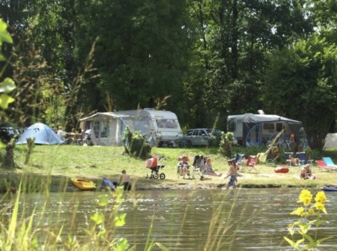 Camping Les Ombrages — Campingplads in Dallet