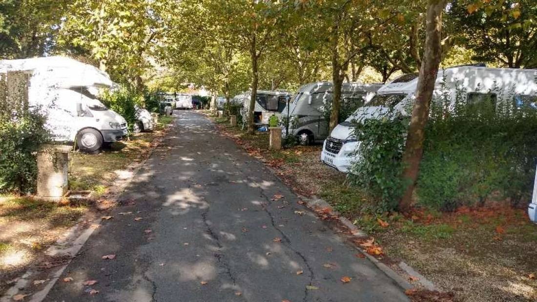 Camping Municipal Le Rayonnement — Місце для кемпінгу in Rochefort