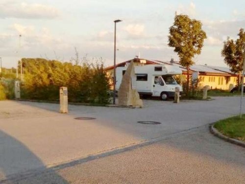 Stellplatz am Freizeitbad Deggendorf — Sítio para autocaravanas in Deggendorf