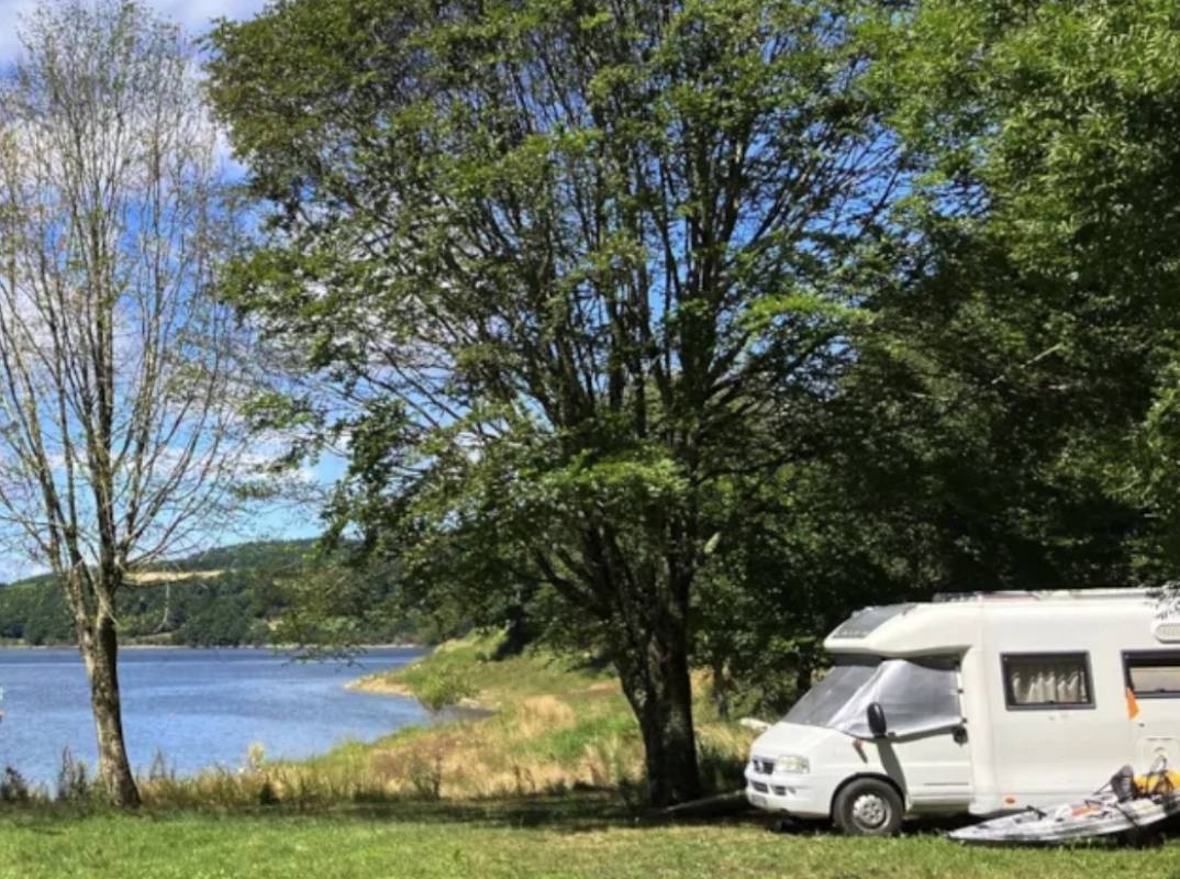Les Rives du Lac Laouzas — Місце для кемпінгу in Nages