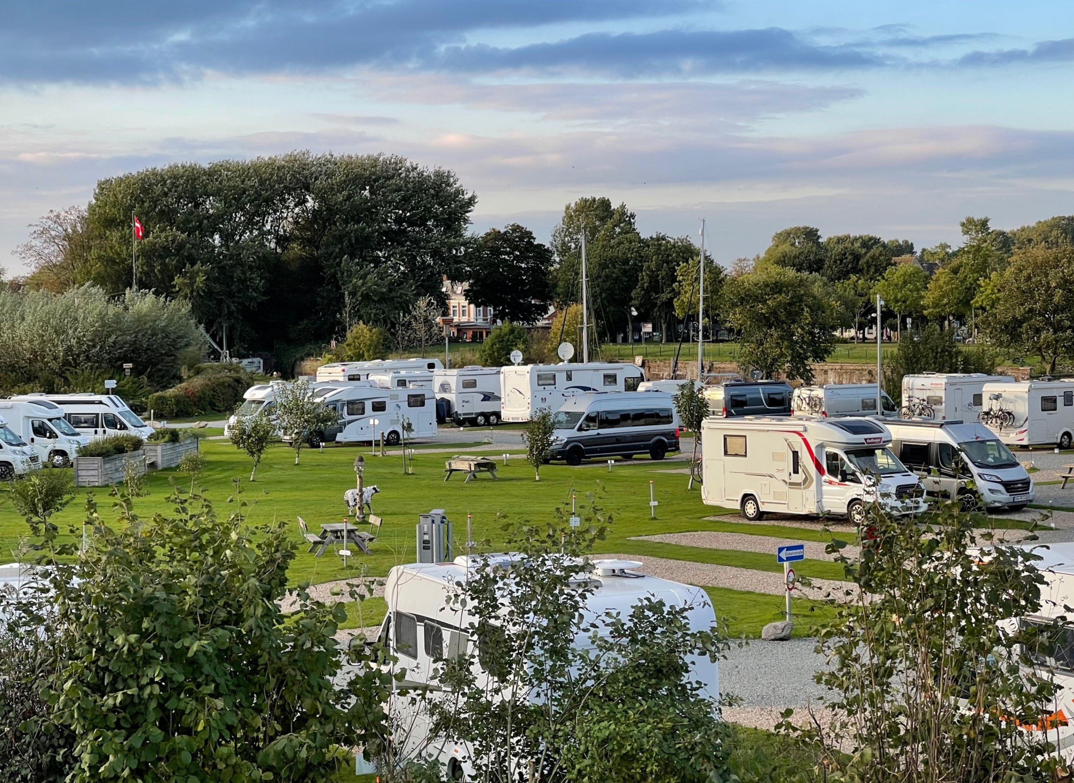 Wohnmobilstellplatz am Halbmond — Camperplaats in Friedrichstadt