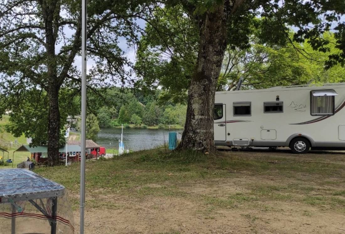 Camping Du Lac du Bujaleuf ** — Kamp yeri in Bujaleuf