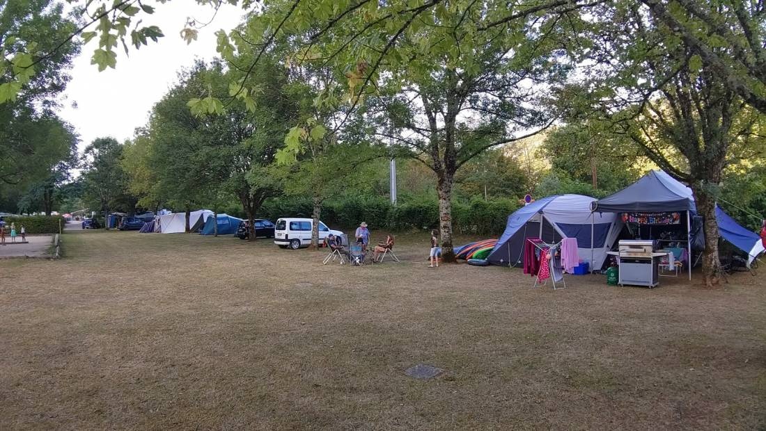 Camping de l'Ile Chambod *** — Campingplatz in Hautecourt-Romanèche