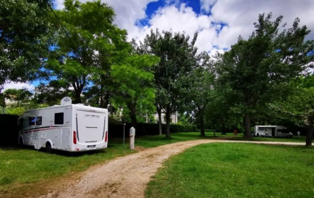 Camping retro La Gambionne — Karavan Sitesi in Goudargues / Nouvelle-Aquitaine
