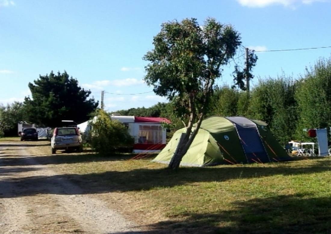 Camping Saint Pierre — Місце для кемпінгу in Locmariaquer