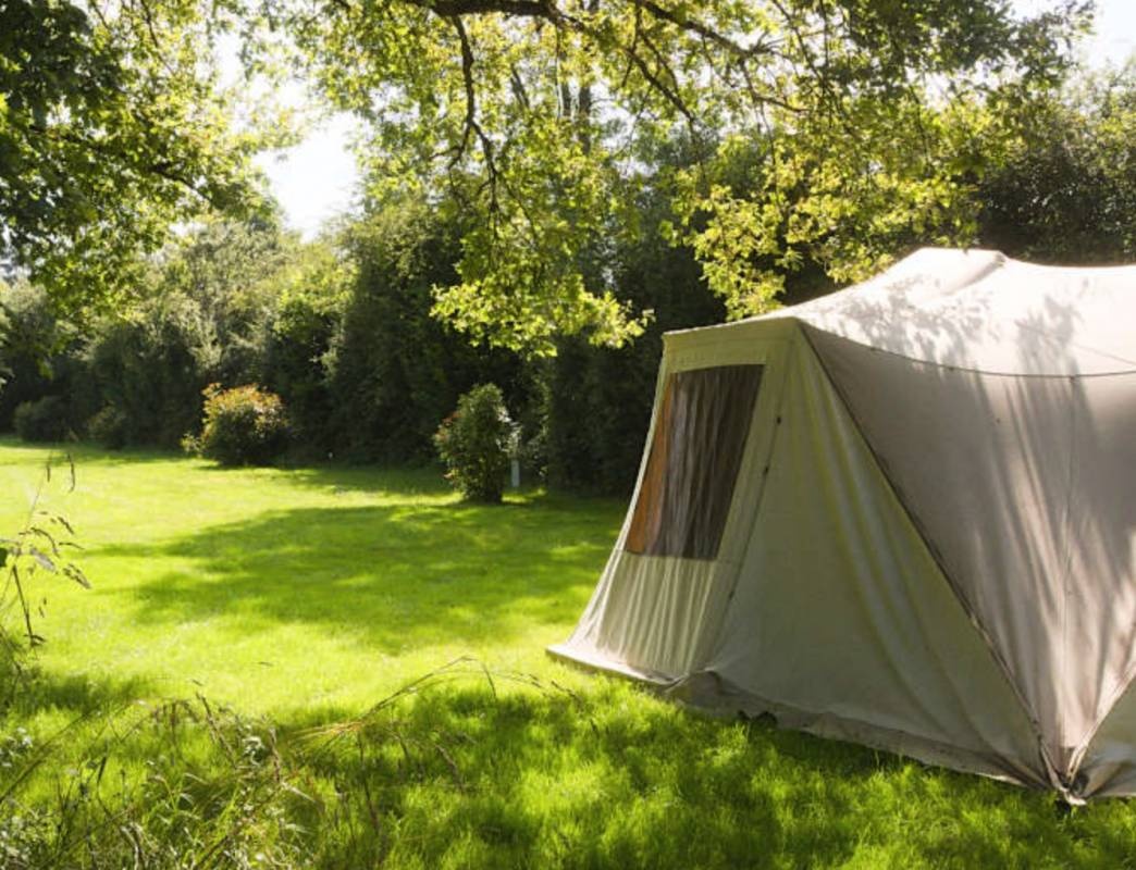 Hôtel et Camping au bord de l'Yonne — Campingplatz in Epiry