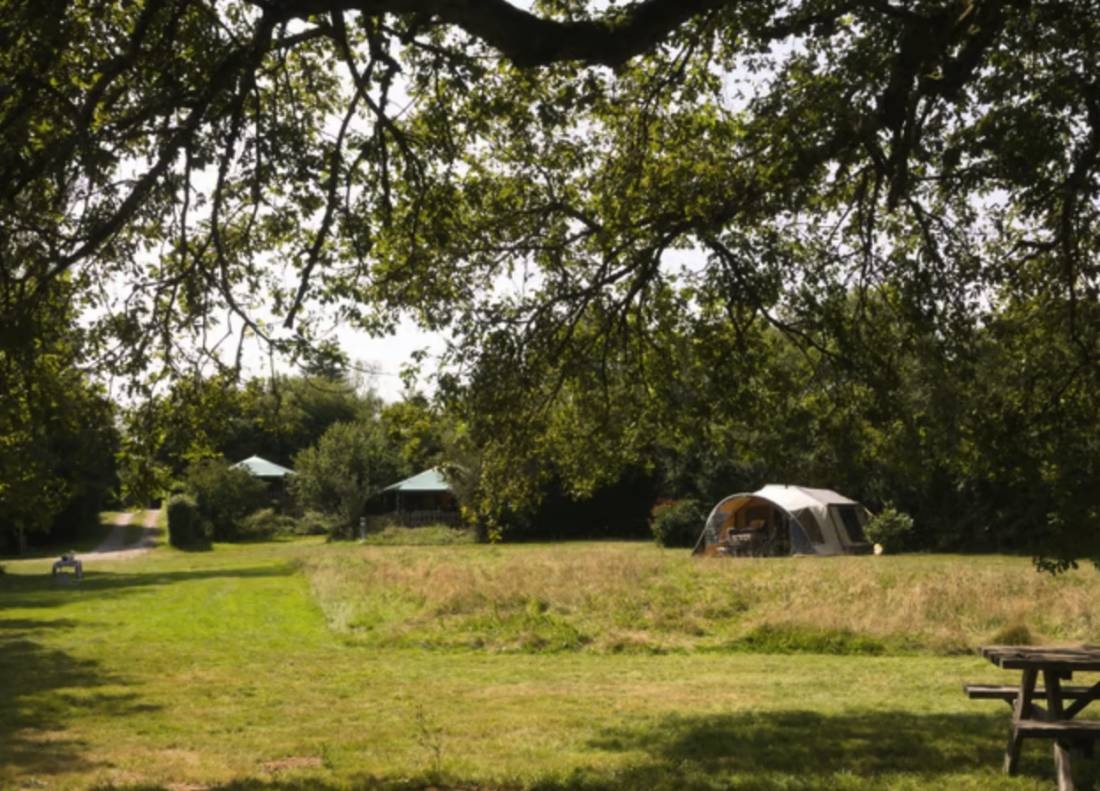 Hôtel et Camping au bord de l'Yonne — Camping Site in Epiry