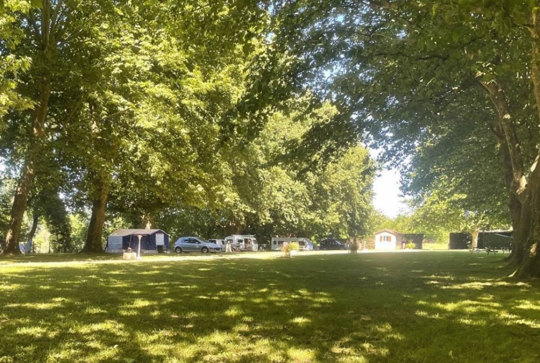 Camping Municipal Le Parc Servois — Kamp yeri in Gardonne / Nouvelle-Aquitaine