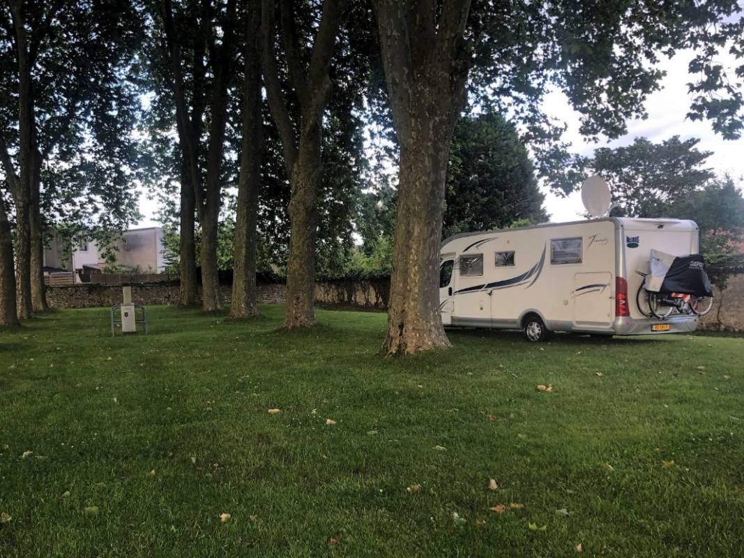 Camping de Mehun-sur-Yèvre — Camping in Mehun-sur-Yèvre