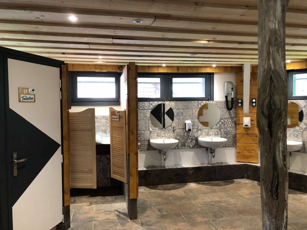 Camping L'île aux 1000 Charmes — Kemp in Charmes