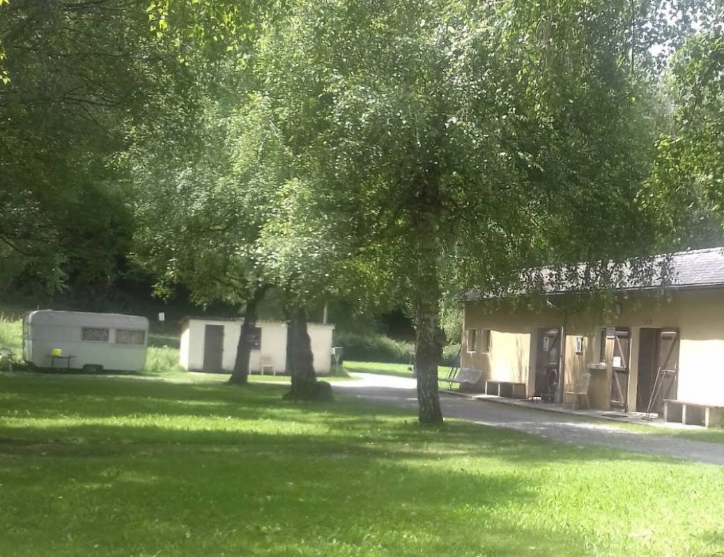 Camping Le Pied Du Bedat — Місце для кемпінгу in Pouzac