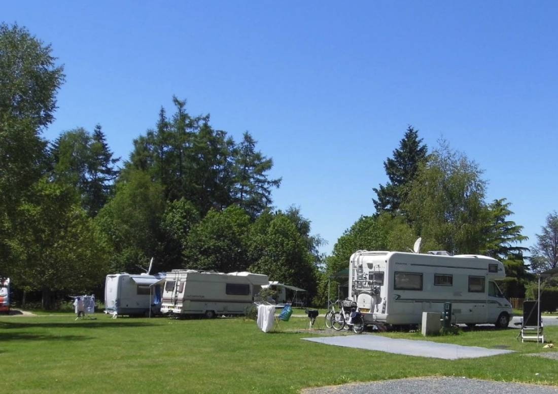 Camping Parc Verger — Kamp yeri in Champagnac-la-Rivière