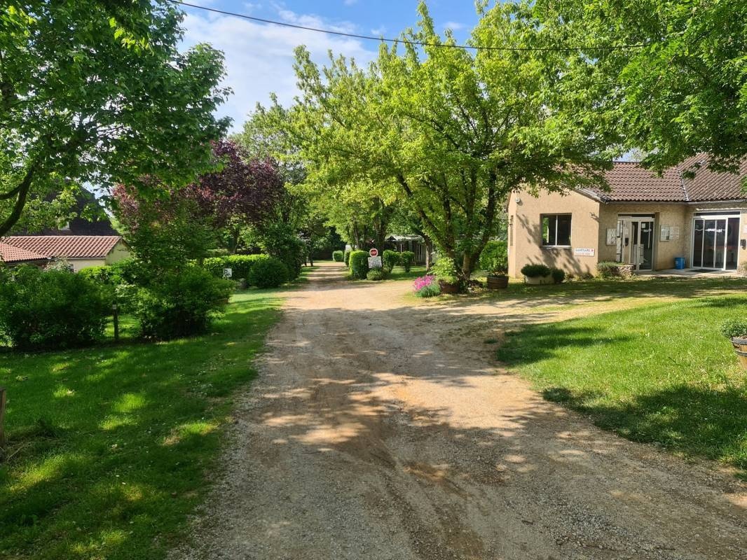 Camping du Pigeonnier *** — Cámping in Miers / Occitanie