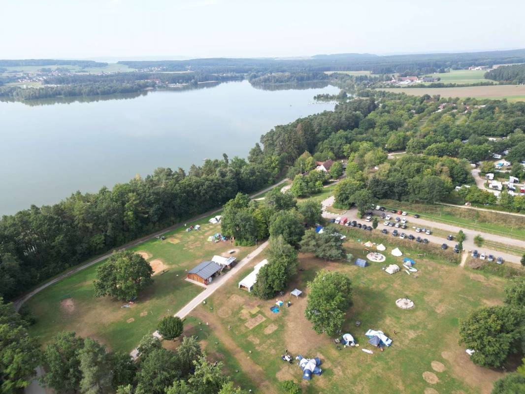 Reisemobilhafen Badehalbinsel Absberg — Camperplads in Absberg