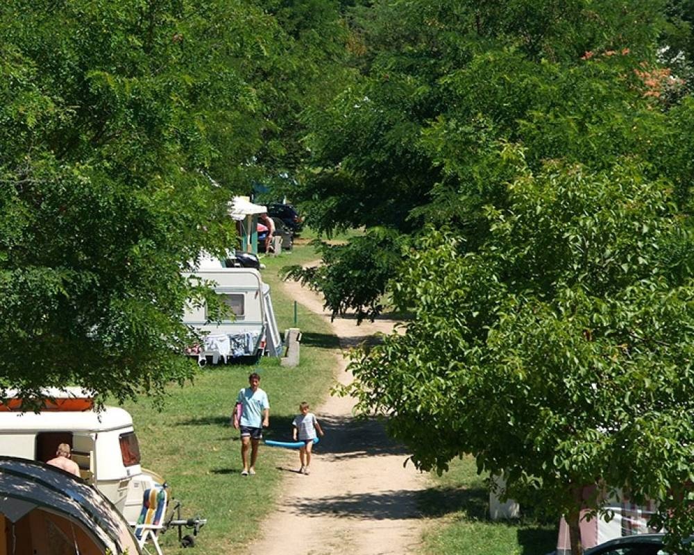 Camping Mas De Champel — Area da campeggio in Les Ollières-sur-Eyrieux