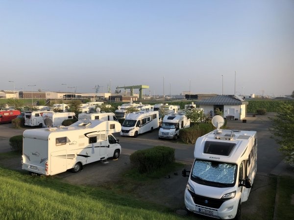 Stellplatz an der Doppelschleuse — Sítio para autocaravanas in Bremerhaven