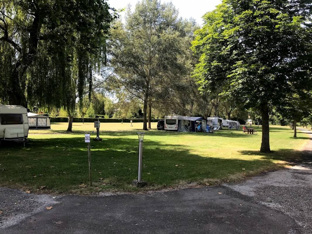 Stellplatz Le Mêle-sur-Sarthe — Karavan Sitesi in Coulonges-sur-Sarthe