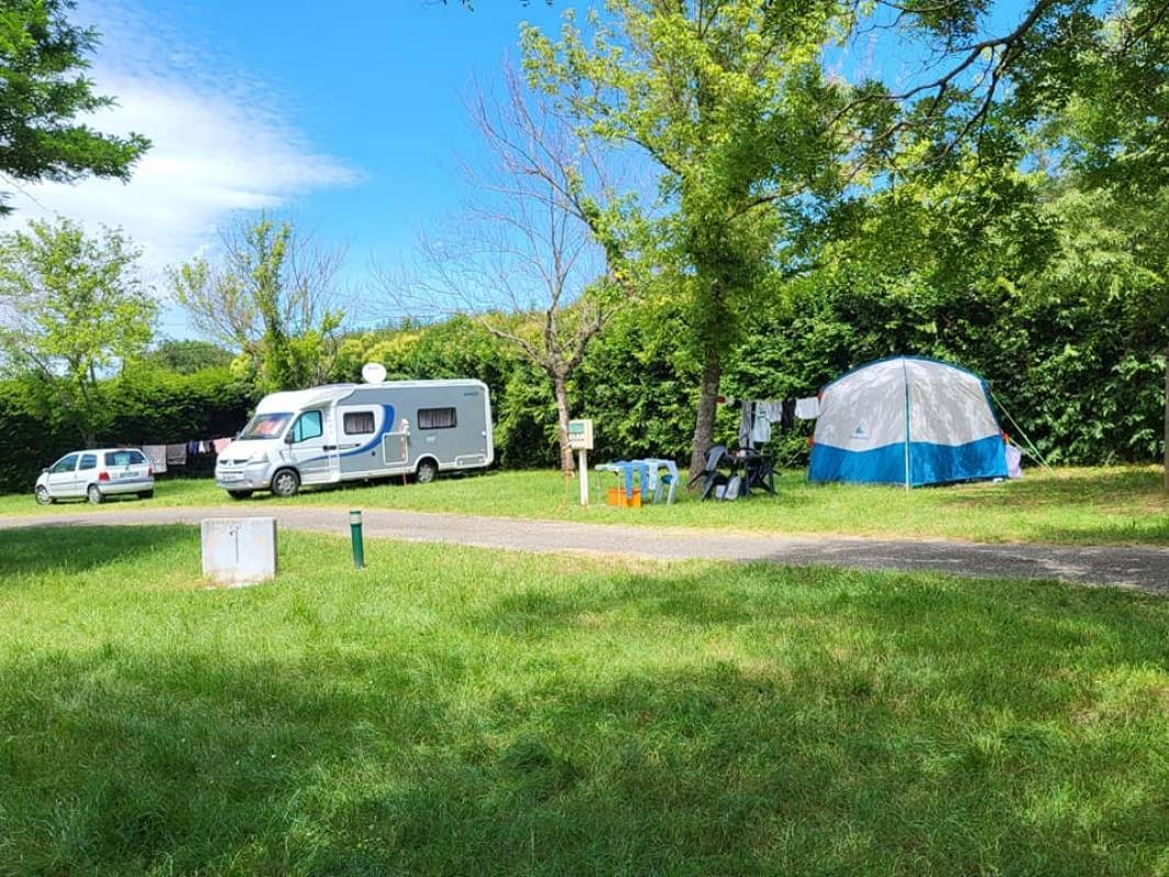 Camping Municipal — Kamp yeri in Châteauneuf-du-Rhône / Auvergne-Rhône-Alpes