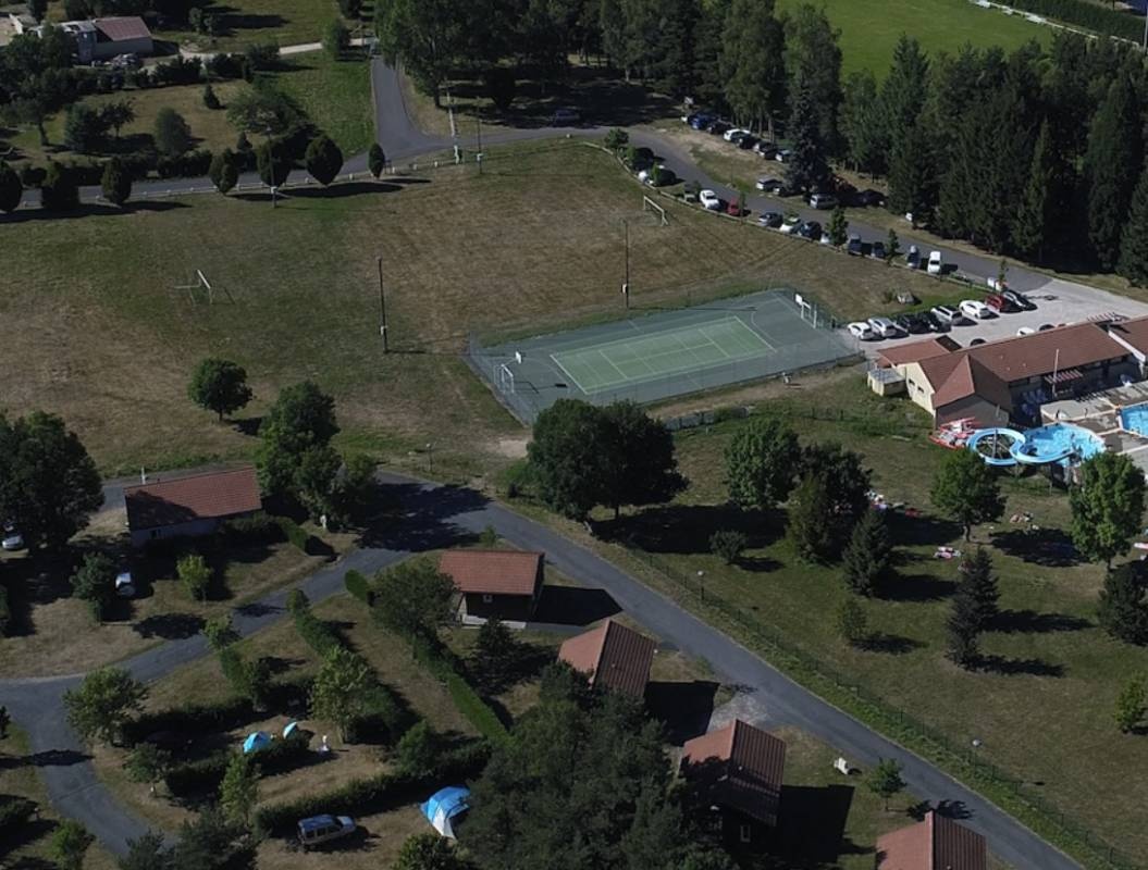 Camping de la Piscine *** — Sítio de acampamento in Le Malzieu-Ville
