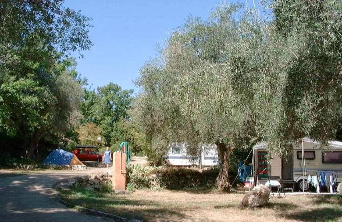 Camping - Caravaning La Camassade *** — Kamp yeri in Tourrettes-sur-Loup