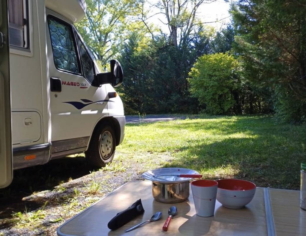 Camping de la Cere *** — Kamp yeri in Arpajon-sur-Cère 