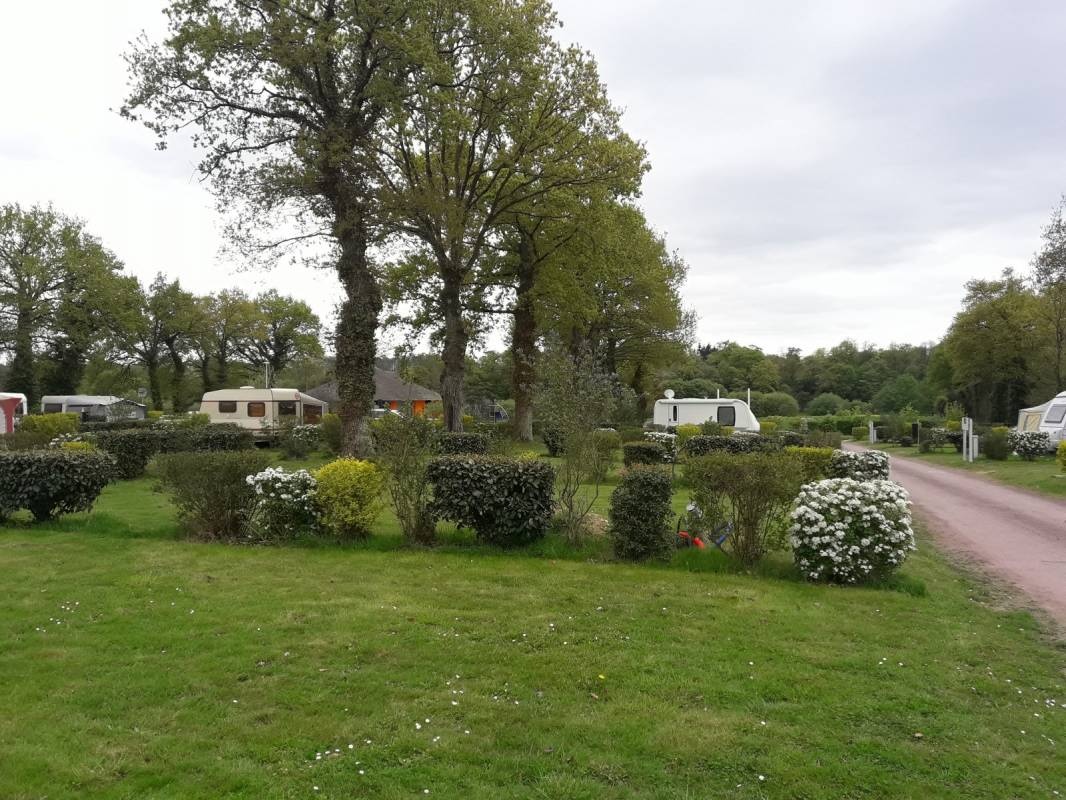 Camping des deux Moulins — Camping Site in Bourg-des-Comptes