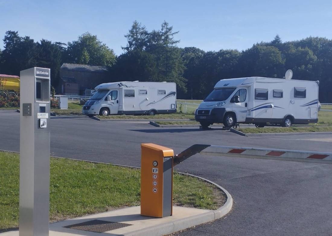 Stellplatz Rânes — Camperplads in Rânes