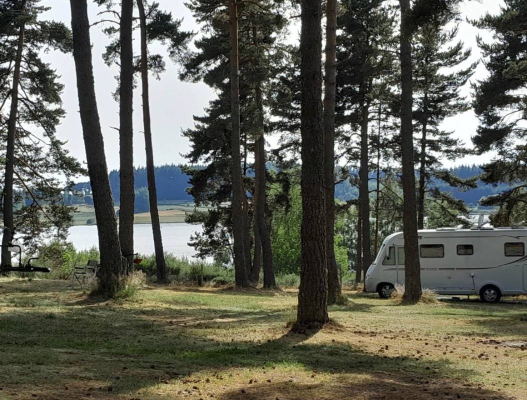 Camping du Lac de Devesset — Kemp in Devesset
