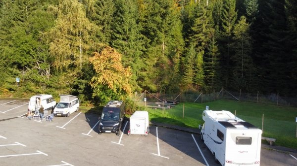 Stellplatz Nagoldtalsperre Seewald — Aparcamiento público in Grömbach