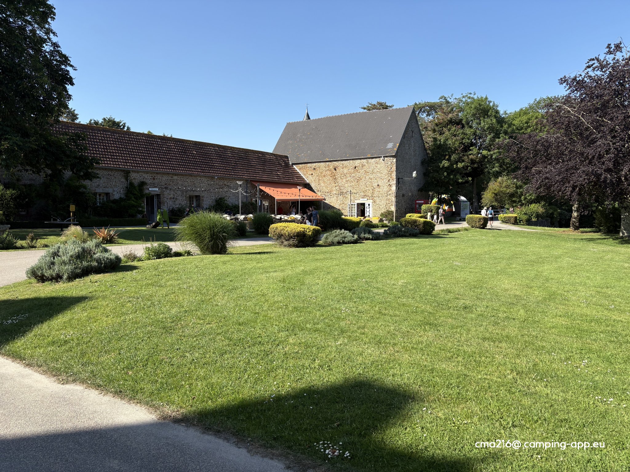 Camping Château de Lez-Eaux — Sítio de acampamento in Saint-Aubin-des-Préaux