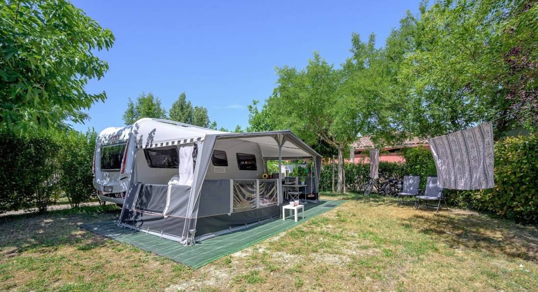 Camping Les Fontaines ***** — Camping Site in Pernes-les-Fontaines