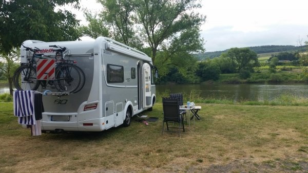 Stellplatz am Moselufer Ürzig — Місце для кемперів in Ürzig