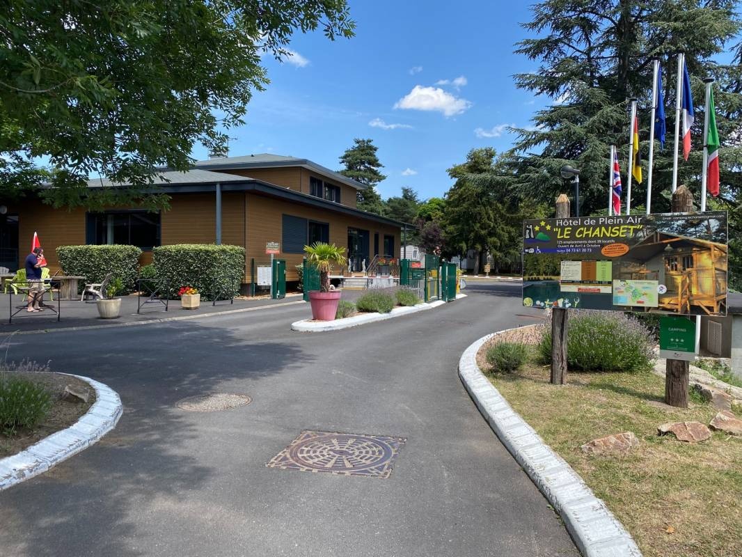 L’Hôtel de plein air Le Chanset — Campingplats in Ceyrat / Auvergne-Rhône-Alpes