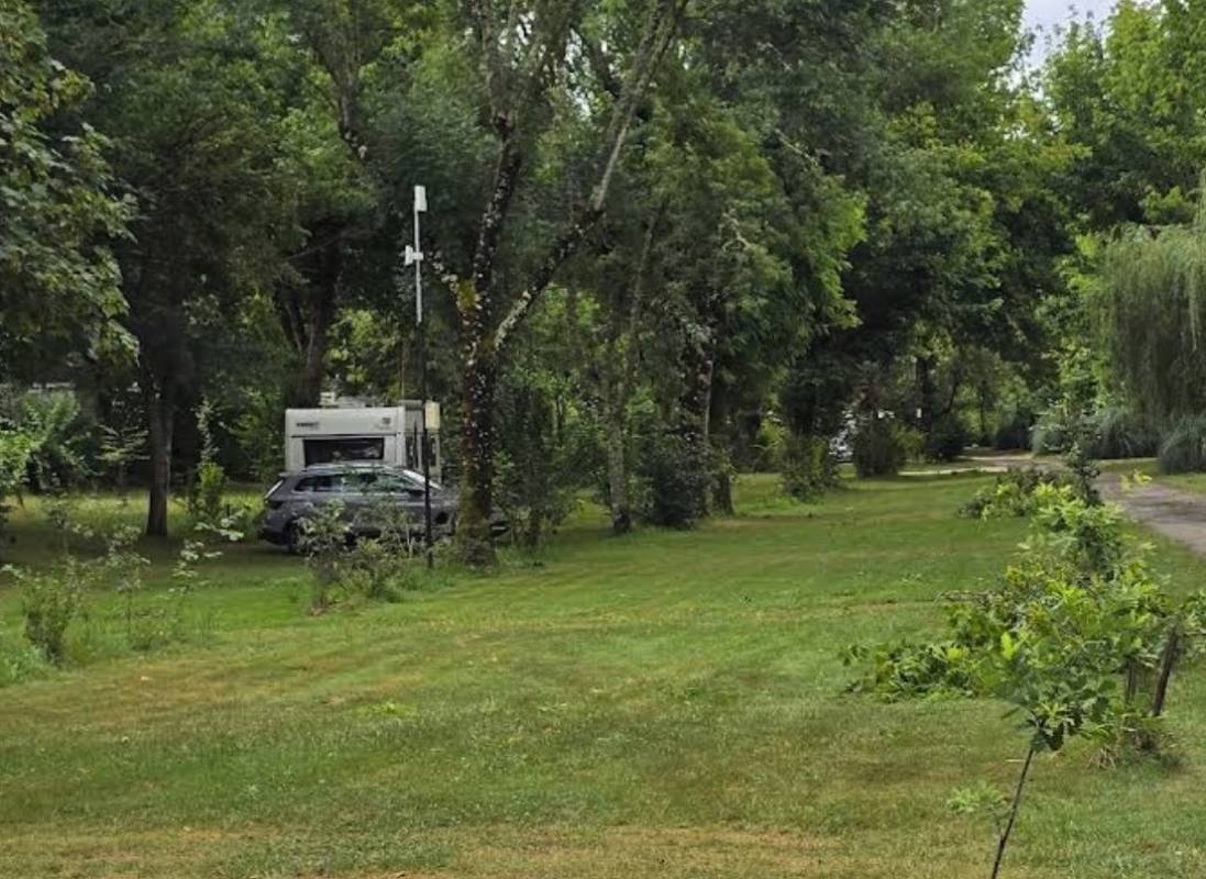 Camping Les 5 Chateaux *** — Campingplads in Vezac / Nouvelle-Aquitaine