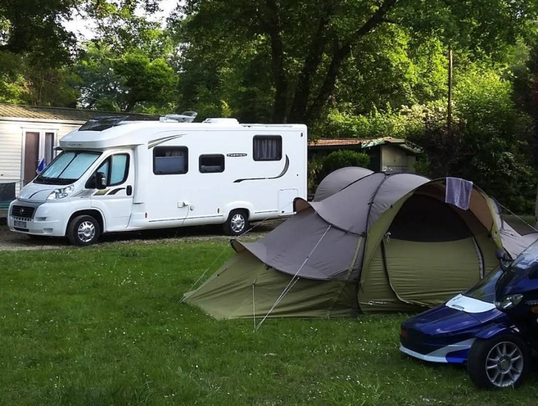 Camping La Partence *** — Kemping in Nousse